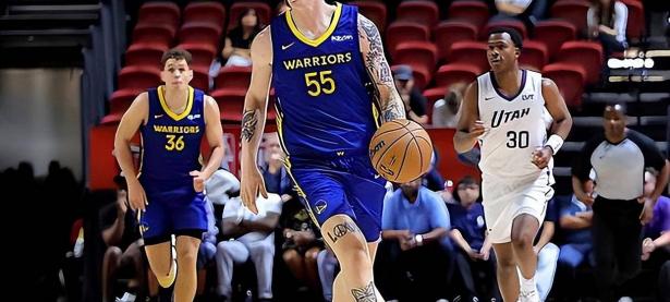 B体育活动-新秀球员在场上展现出色表现