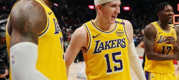 B体育下载-雄鹿擒下独行侠，詹姆斯再度砍下三双