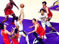 B体育竞技-篮球巨星们展开激烈角逐，谁能笑到最后？的简单介绍