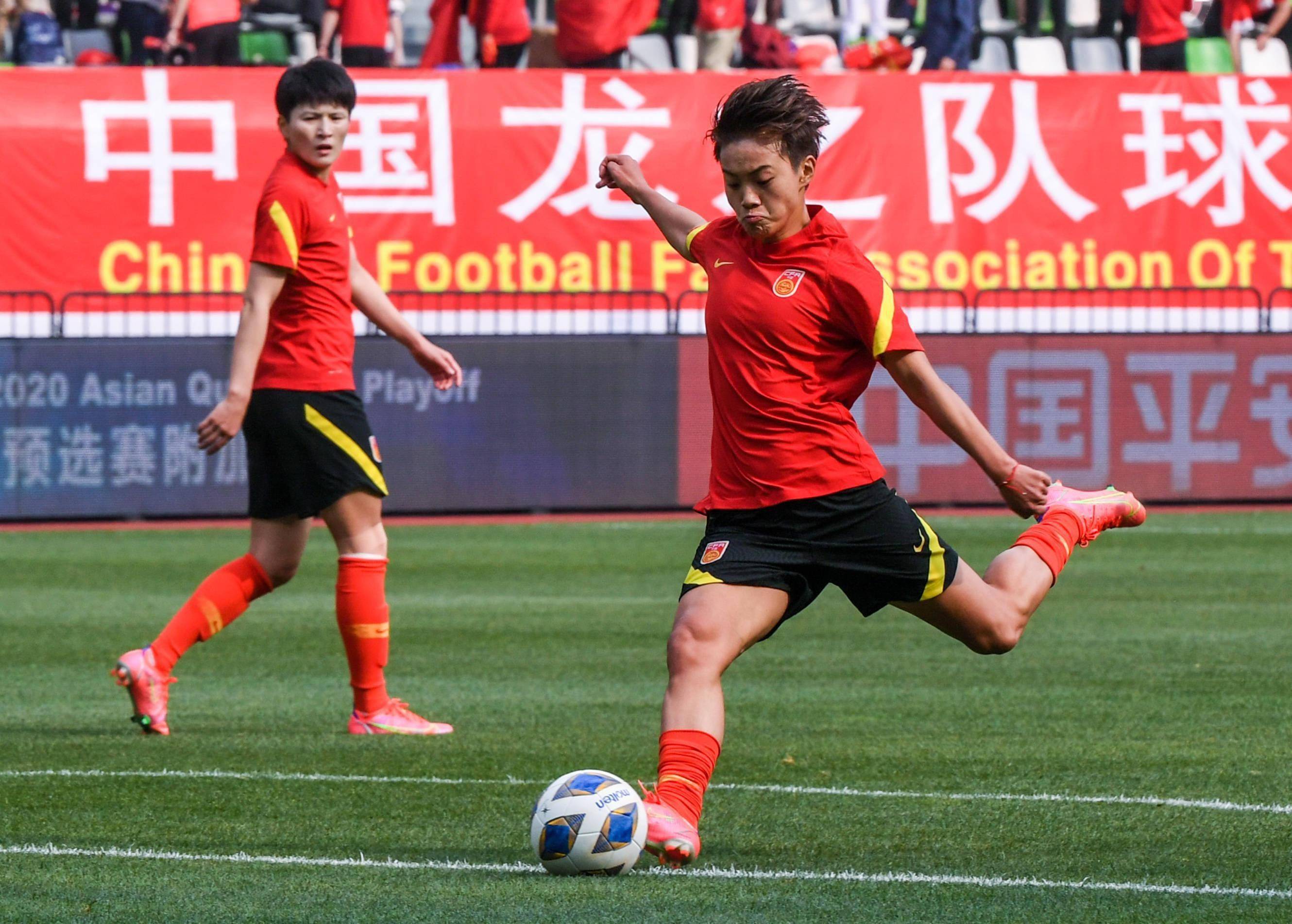 女子足球比赛中，中国队踢出精彩的比赛