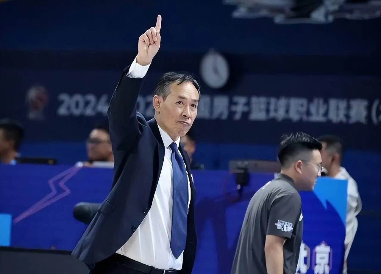 球队主教练接受了媒体的采访，谈论了战术布置
