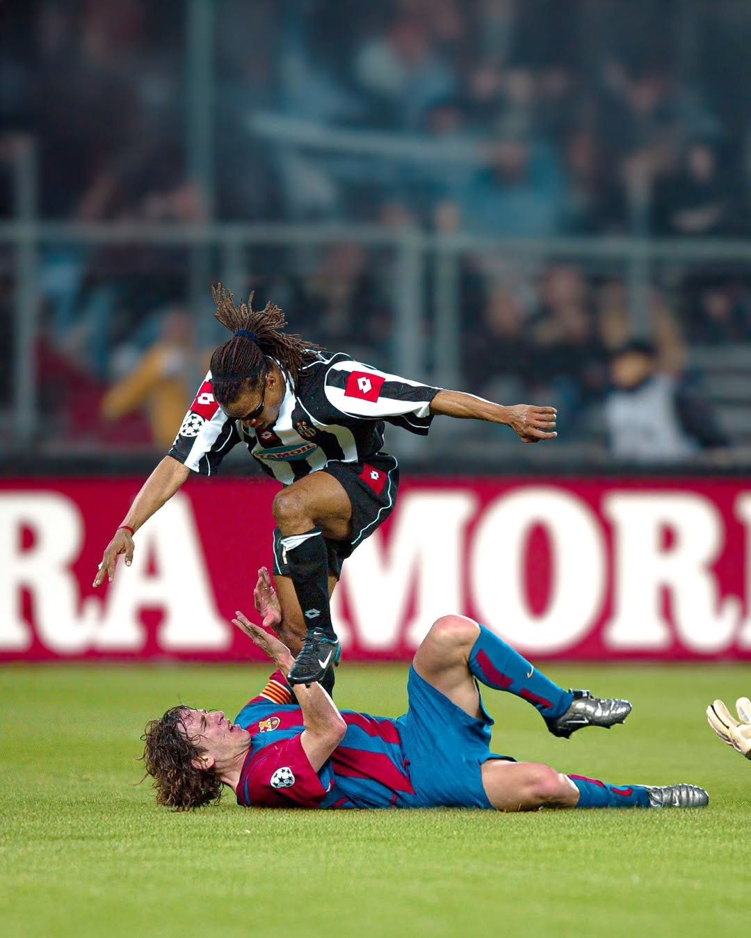 包含巴塞罗那以一球之差战胜对手的词条