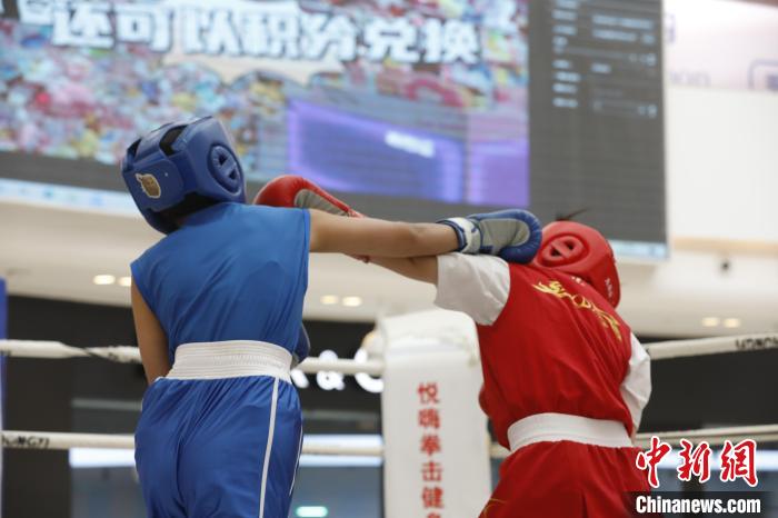 运动员在擂台上诠释体育精神