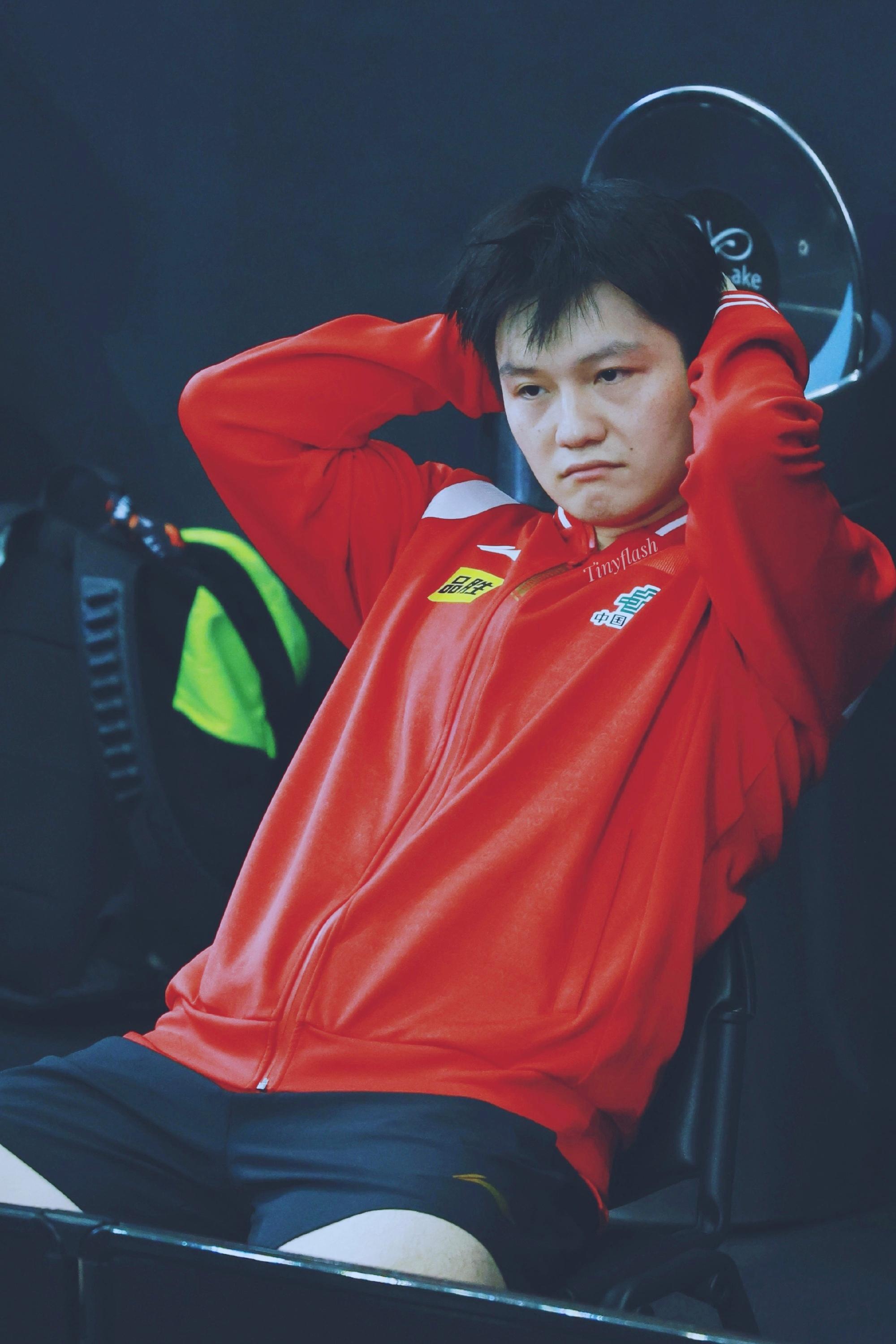 包含不屈斗志：中国球员在比赛中拼尽全力的词条