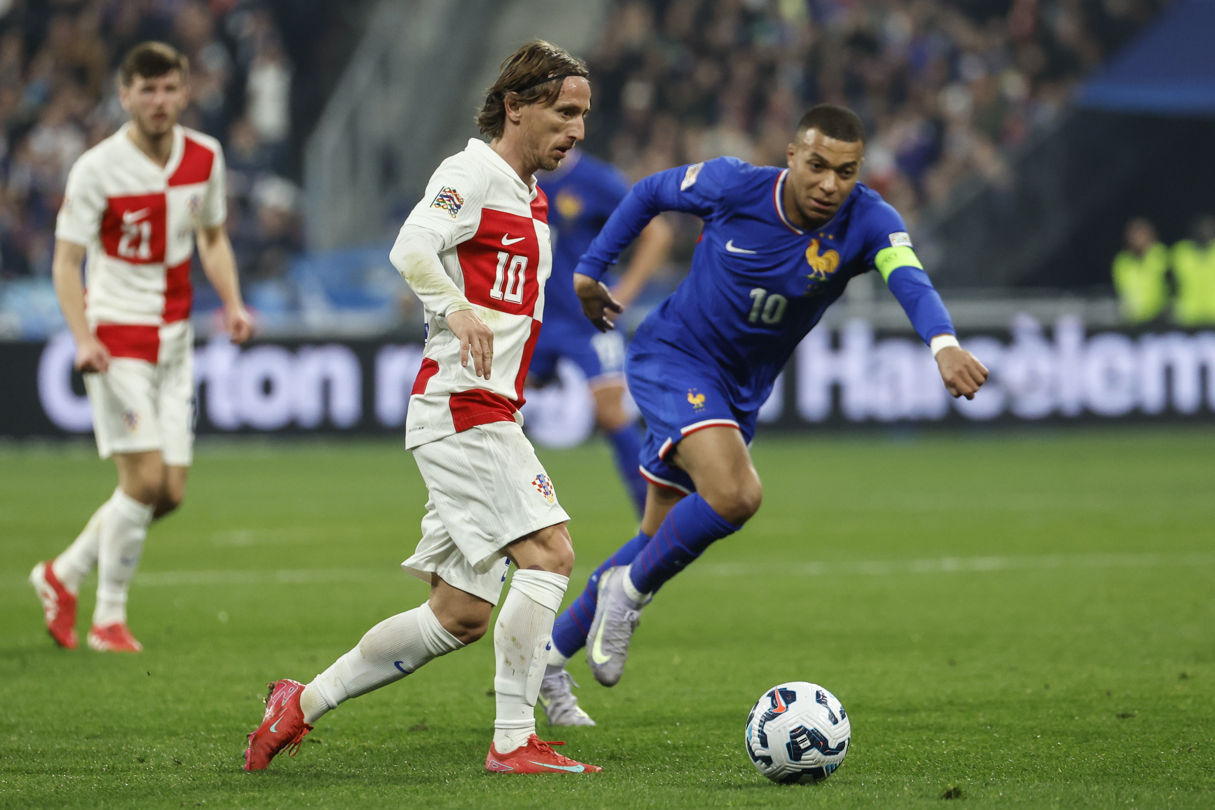 欧洲足球赛场将迎来一场势均力敌的比赛 欧洲足球赛场将迎来一场势均力敌的比赛