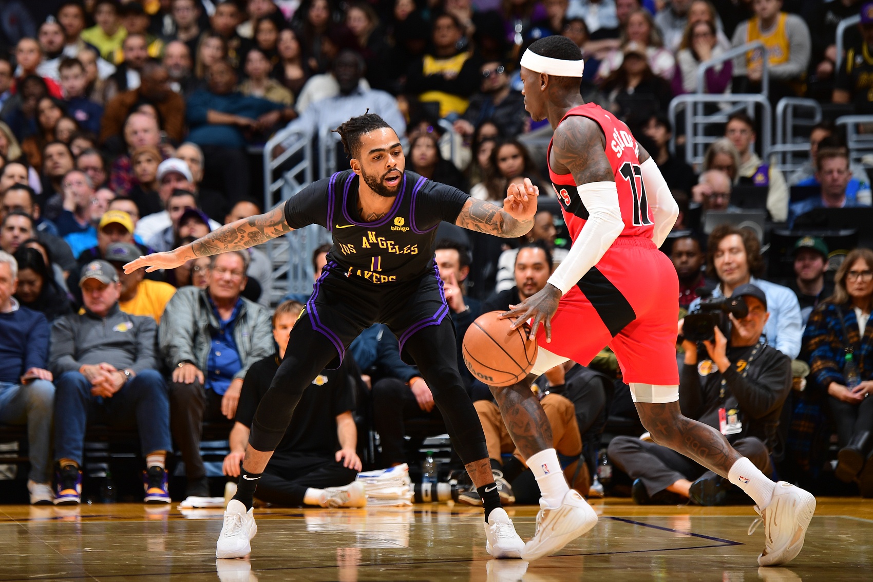 关于湖人主场负掘金，拉塞尔失绝杀的信息