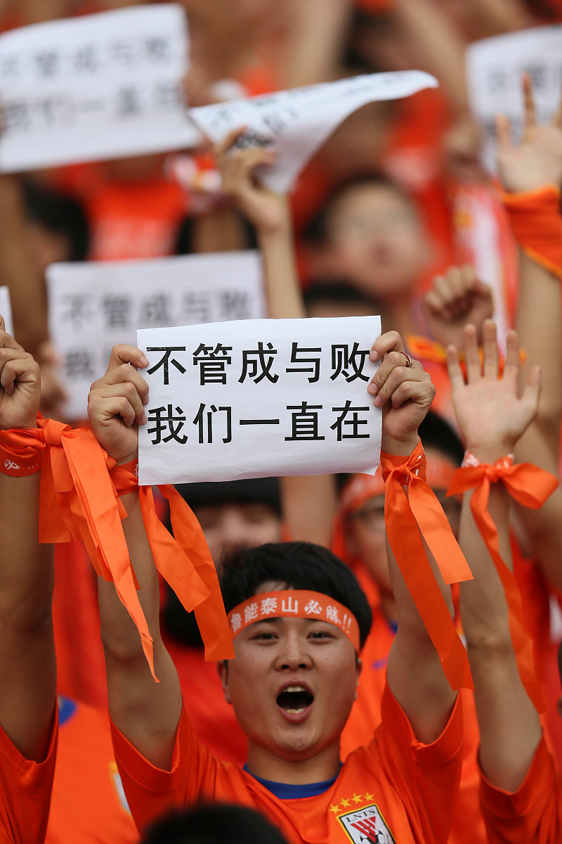 激烈的角逐中展现球队的团结与拼搏精神 激烈的角逐中展现球队的团结与拼搏精神