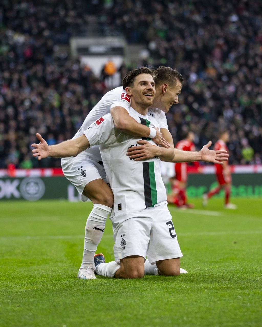 包含门兴格拉德巴赫主场完胜，保持胜利势头的词条