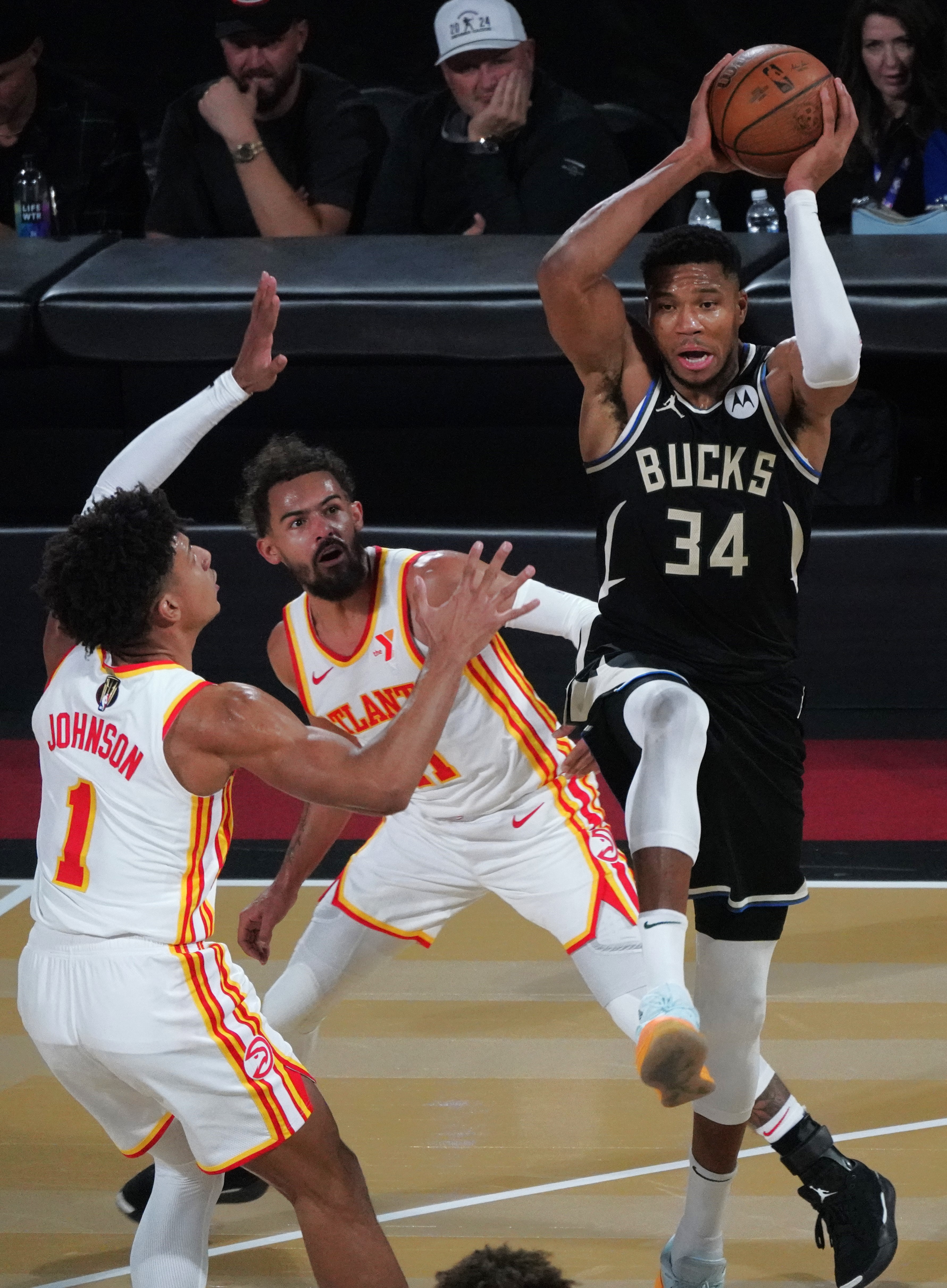 字母哥砍下三双,雄鹿击败篮网 字母哥砍下三双,雄鹿击败篮网