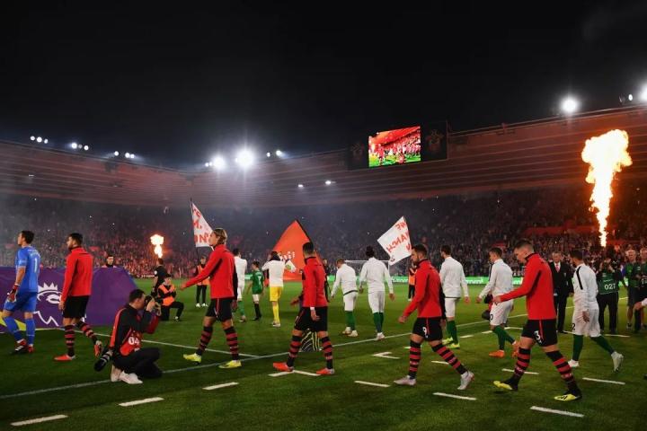 关于水晶宫出击果敢，与对手握手言和献礼球迷的信息